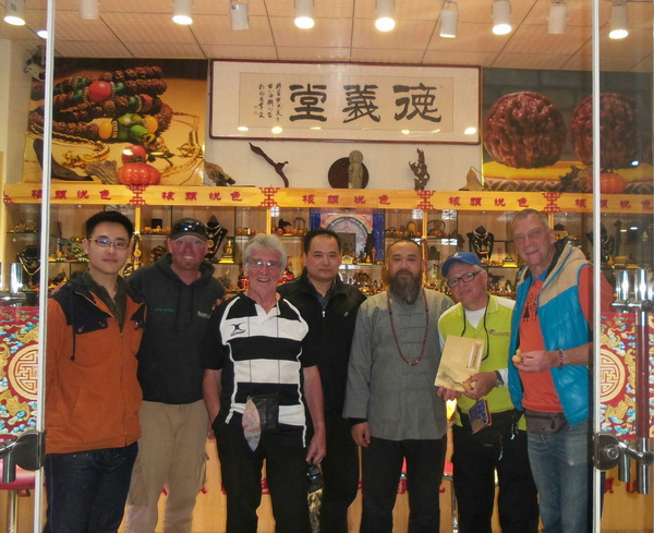 英國(guó)采訪(fǎng)團(tuán)來(lái)濰坊與張老師學(xué)習(xí)核雕0