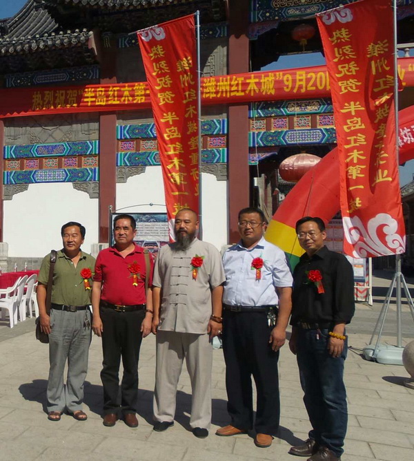 濰坊奇石協(xié)會會長與副會長，秘書長，理事合影留念