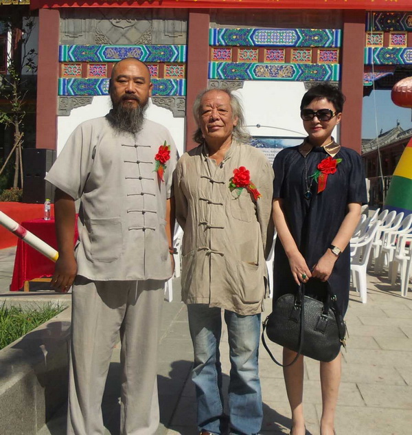 左核雕大師核雕界領(lǐng)軍人物張溫和老師，右指畫大師李冰奇老師111