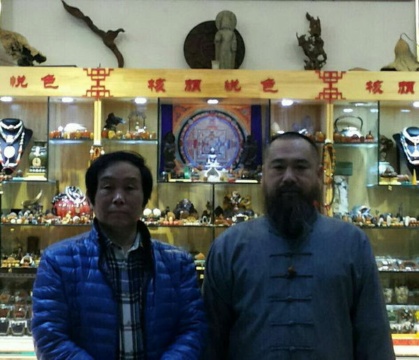 左新西來華人藝術(shù)家協(xié)會(huì)會(huì)長陳志青老師右核雕大師核雕界領(lǐng)軍人物...